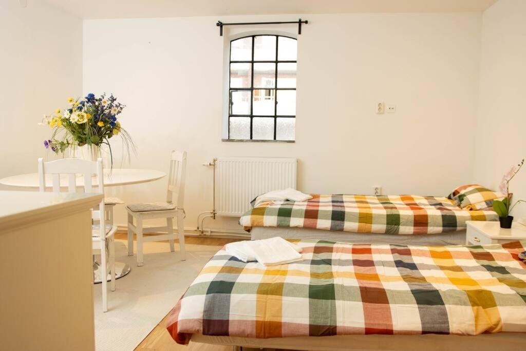Historical Malt Factory Apartment, 6 Bedrooms, Sleeps 12 , Hot Tub Хельсингборг Экстерьер фото