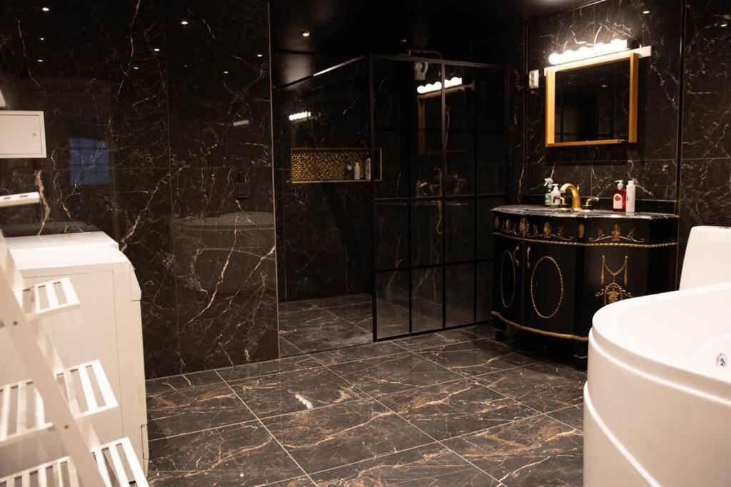 Historical Malt Factory Apartment, 6 Bedrooms, Sleeps 12 , Hot Tub Хельсингборг Экстерьер фото