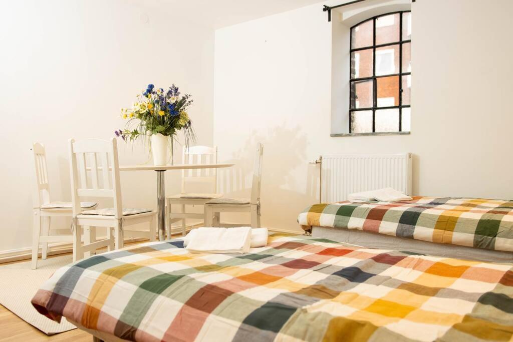 Historical Malt Factory Apartment, 6 Bedrooms, Sleeps 12 , Hot Tub Хельсингборг Экстерьер фото