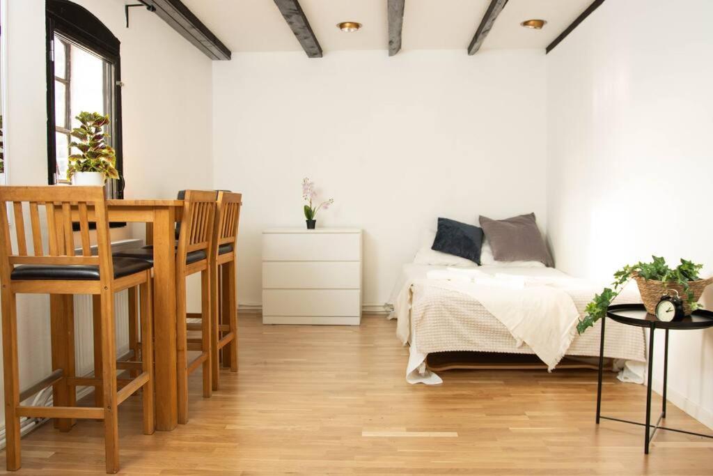 Historical Malt Factory Apartment, 6 Bedrooms, Sleeps 12 , Hot Tub Хельсингборг Экстерьер фото