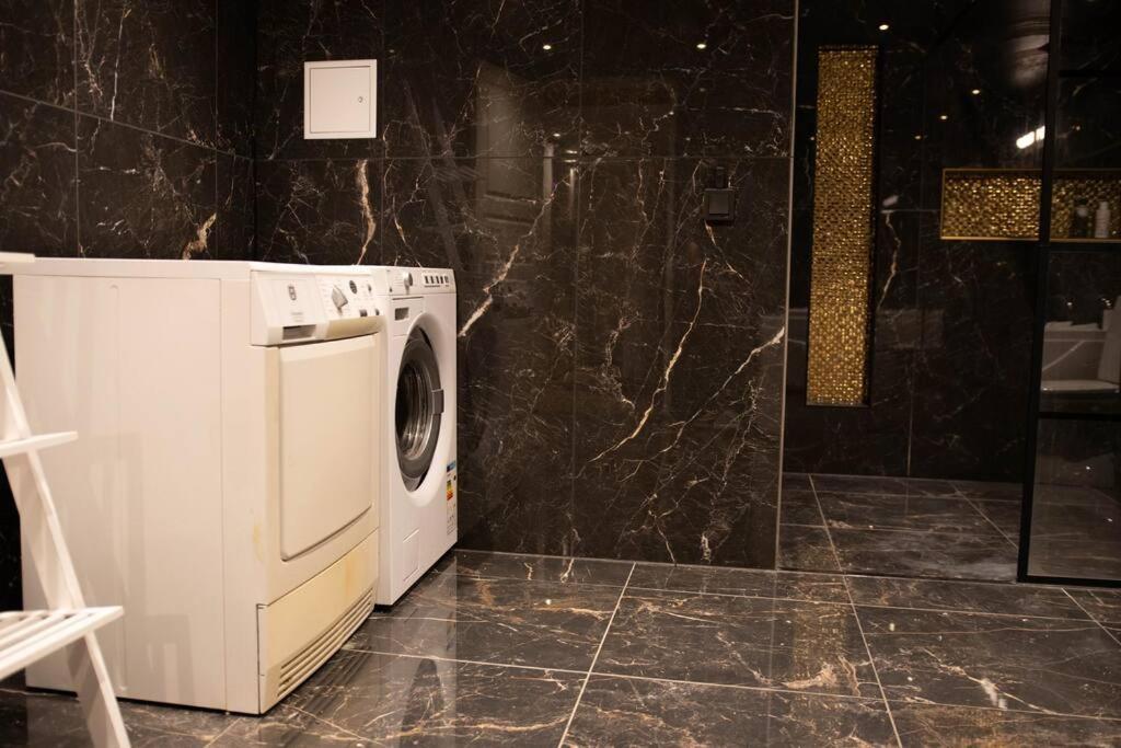 Historical Malt Factory Apartment, 6 Bedrooms, Sleeps 12 , Hot Tub Хельсингборг Экстерьер фото