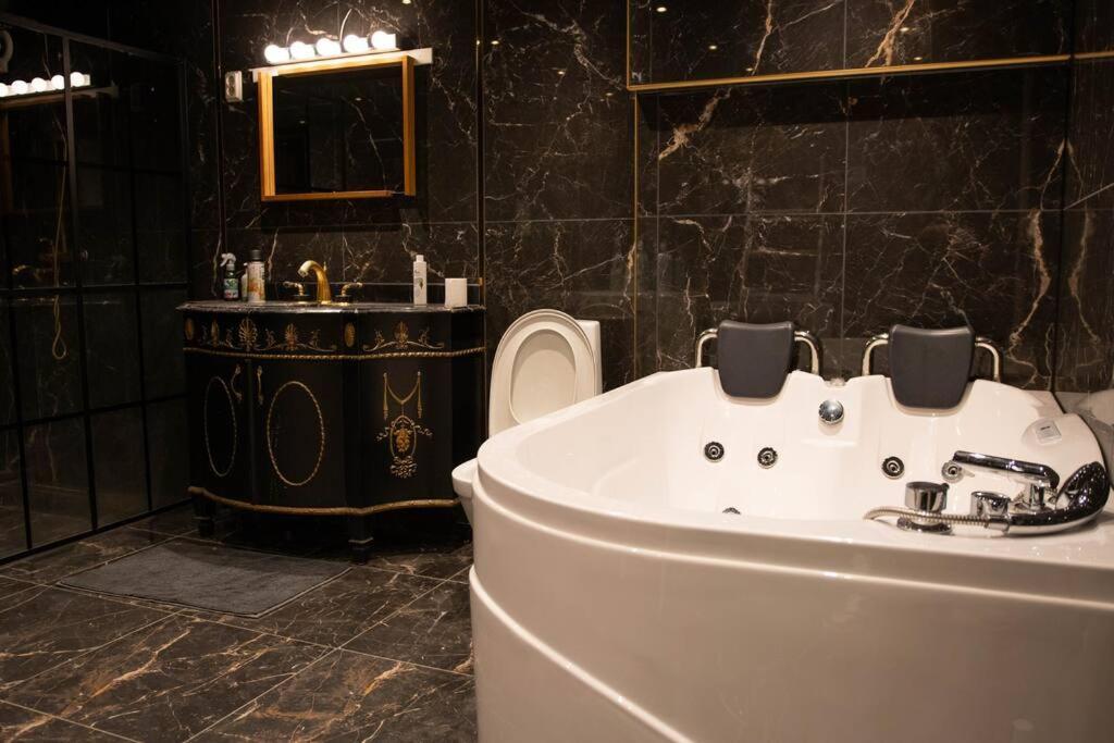 Historical Malt Factory Apartment, 6 Bedrooms, Sleeps 12 , Hot Tub Хельсингборг Экстерьер фото