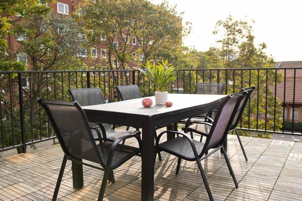 Historical Malt Factory Apartment, 6 Bedrooms, Sleeps 12 , Hot Tub Хельсингборг Экстерьер фото